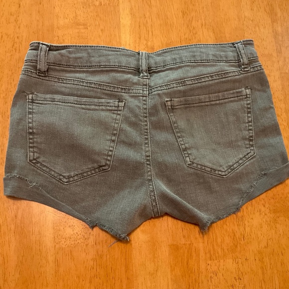 Refuge gray denim cutoff shorts size 2 - Picture 4 of 4